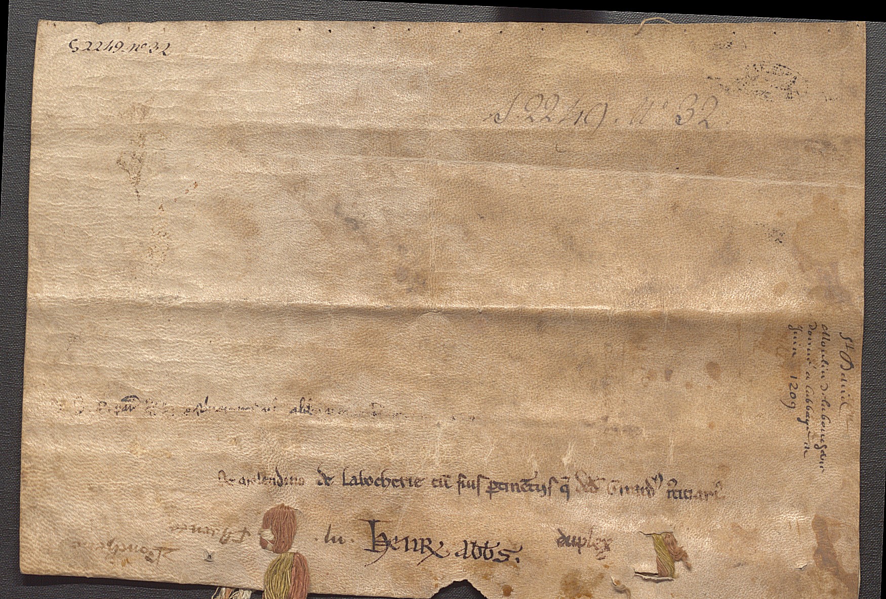 http://images.monasterium.net/illum/IllUrk/1209-06-99_Paris_AN_S2249A_no32_verso_scan_GB.jpg